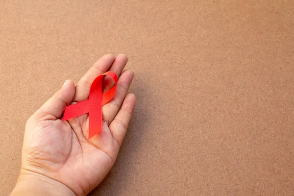 Nastro Rosso Portata Mano Con Concetto World Aids Day — Foto Stock