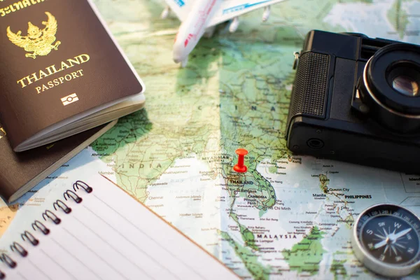 パスポートコンパスカメラとノートブックで旅行計画の場所の地図上にピン — ストック写真