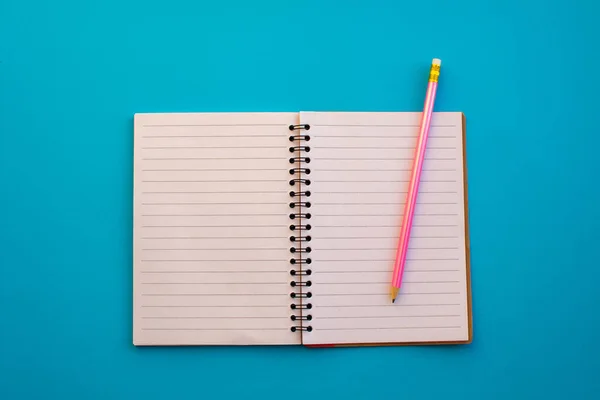 Not defteri ve ekipmanlar renk arkaplanı üzerine okula geri döndüler.