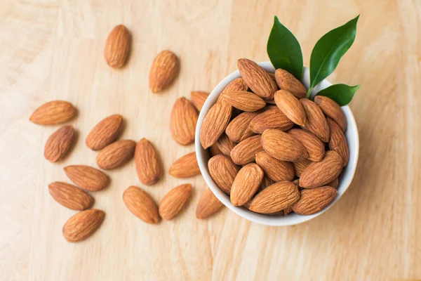 Tahta masadaki badem. yumuşak odak.