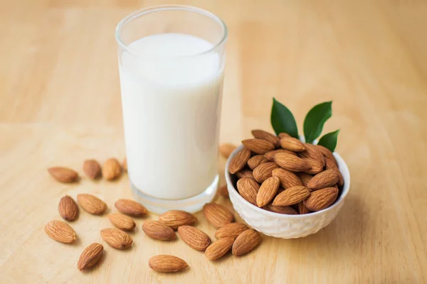 Almond Dan Susu Meja Kayu Fokus Lembut — Stok Foto