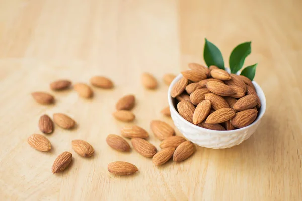 Tahta masadaki badem. yumuşak odak.