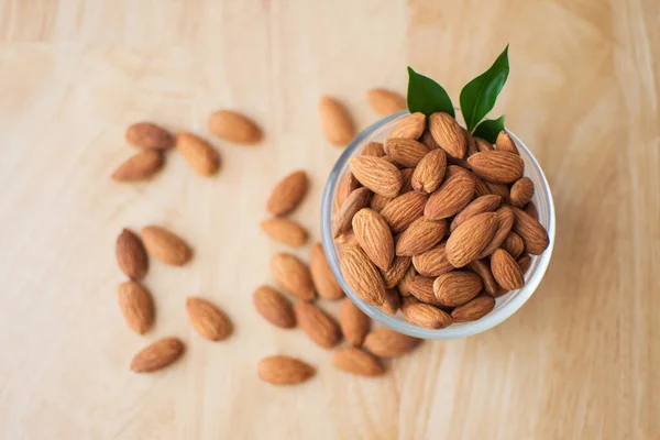 Tahta masadaki badem. yumuşak odak.