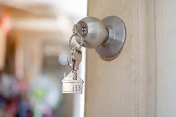Evin anahtarı kapının üzerinde. yumuşak odak.