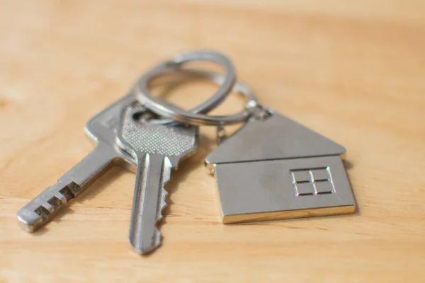Ev anahtarı ahşap masada. yumuşak odak.
