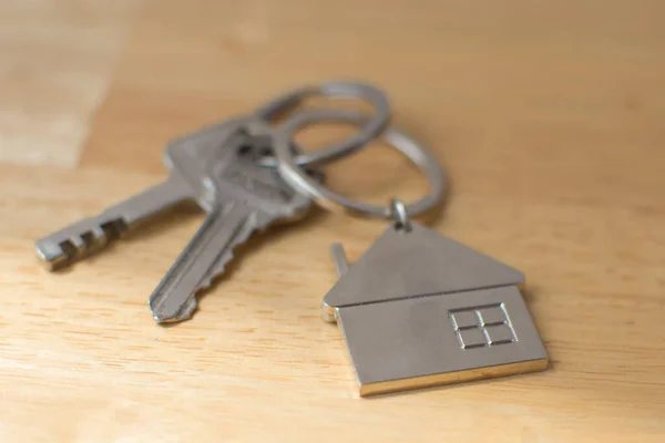 Ev anahtarı ahşap masada. yumuşak odak.