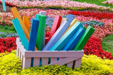 güzel çiçekler ve kalem yakın çekim heykelleri