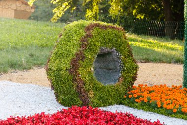 çiçekler ve aletleri yakın çekim rakamları güzel Heykel Sergisi