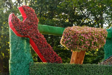çiçekler ve aletleri yakın çekim rakamları güzel Heykel Sergisi