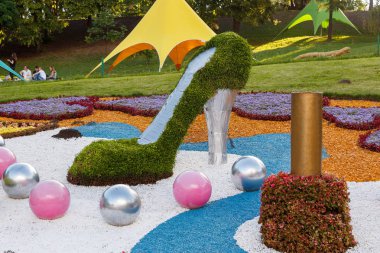 çiçekler yüksek topuklu ayakkabılar yakın çekim dan güzel Heykel Sergisi