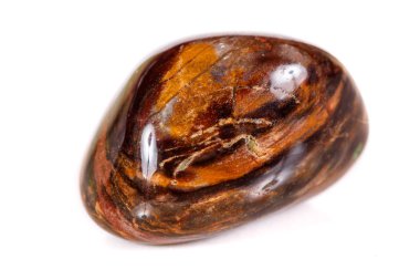 Beyaz bir arka plan üzerinde mineral taş jasper makro yakın çekim