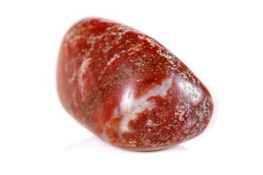 Beyaz bir arka plan üzerinde mineral taş jasper makro yakın çekim