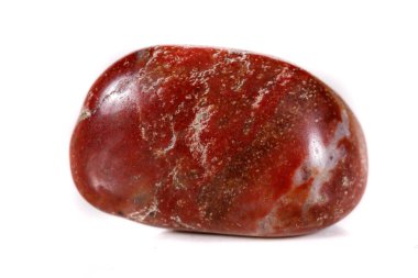 Beyaz bir arka plan üzerinde mineral taş jasper makro yakın çekim