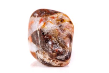 Beyaz bir arka plan üzerinde mineral taş jasper makro yakın çekim