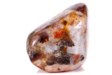 Beyaz bir arka plan üzerinde mineral taş jasper makro yakın çekim