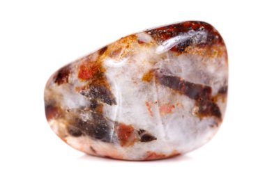 Beyaz bir arka plan üzerinde mineral taş jasper makro yakın çekim