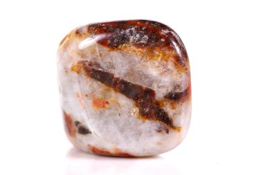 Beyaz bir arka plan üzerinde mineral taş jasper makro yakın çekim