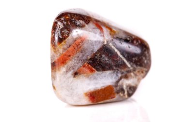 Beyaz bir arka plan üzerinde mineral taş jasper makro yakın çekim