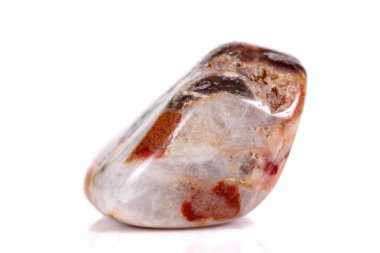 Beyaz bir arka plan üzerinde mineral taş jasper makro yakın çekim