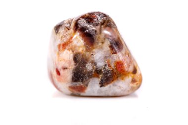 Beyaz bir arka plan üzerinde mineral taş jasper makro yakın çekim