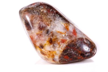 Beyaz bir arka plan üzerinde mineral taş jasper makro yakın çekim