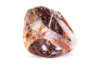 Beyaz bir arka plan üzerinde mineral taş jasper makro yakın çekim