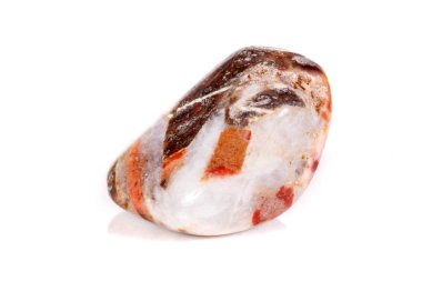 Beyaz bir arka plan üzerinde mineral taş jasper makro yakın çekim