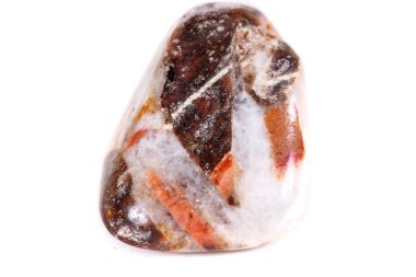 Beyaz bir arka plan üzerinde mineral taş jasper makro yakın çekim