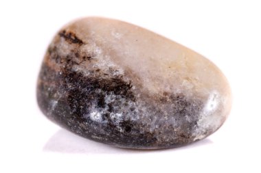 Beyaz bir arka plan üzerinde mineral taş jasper makro yakın çekim