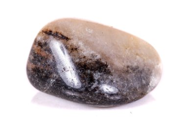 Beyaz bir arka plan üzerinde mineral taş jasper makro yakın çekim
