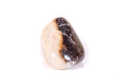 Beyaz bir arka plan üzerinde mineral taş jasper makro yakın çekim