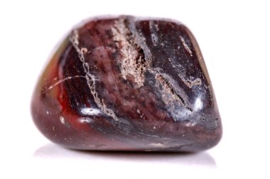 Beyaz bir arka plan üzerinde mineral taş jasper makro yakın çekim