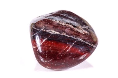 Beyaz bir arka plan üzerinde mineral taş jasper makro yakın çekim