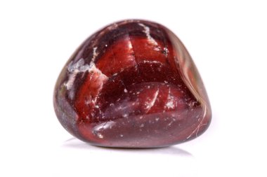 Beyaz bir arka plan üzerinde mineral taş jasper makro yakın çekim