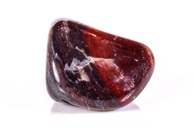 Beyaz bir arka plan üzerinde mineral taş jasper makro yakın çekim