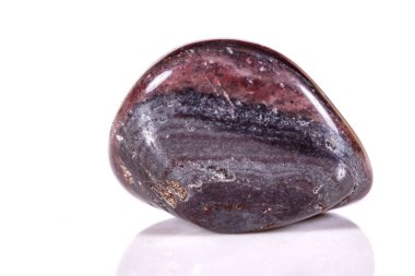 Beyaz bir arka plan üzerinde mineral taş jasper makro yakın çekim