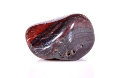Beyaz bir arka plan üzerinde mineral taş jasper makro yakın çekim