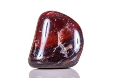 Beyaz bir arka plan üzerinde mineral taş jasper makro yakın çekim