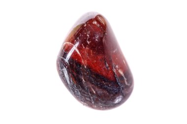 Beyaz bir arka plan üzerinde mineral taş jasper makro yakın çekim