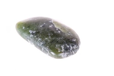 Beyaz bir arka plan üzerinde mineral taş jasper makro yakın çekim