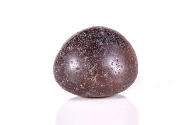 Beyaz bir arka plan üzerinde mineral taş linyit makro yakın çekim