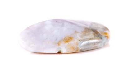 Beyaz bir arka plan üzerinde mineral taş jasper makro yakın çekim