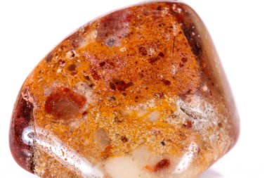 Beyaz bir arka plan üzerinde mineral taş jasper makro yakın çekim