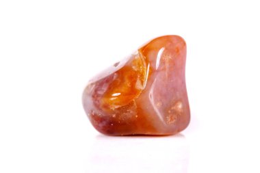 Beyaz bir arka plan üzerinde mineral taş jasper makro yakın çekim