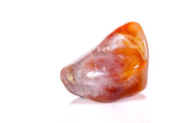 Beyaz bir arka plan üzerinde mineral taş jasper makro yakın çekim