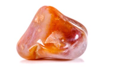 Beyaz bir arka plan üzerinde mineral taş jasper makro yakın çekim