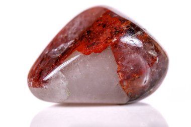 Beyaz bir arka plan üzerinde mineral taş jasper makro yakın çekim