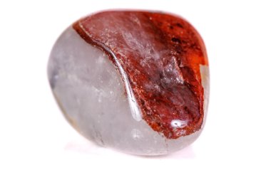 Beyaz bir arka plan üzerinde mineral taş jasper makro yakın çekim