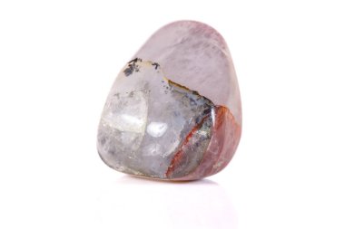 Beyaz bir arka plan üzerinde mineral taş jasper makro yakın çekim