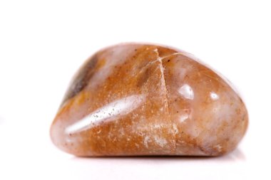 Beyaz bir arka plan üzerinde mineral taş jasper makro yakın çekim